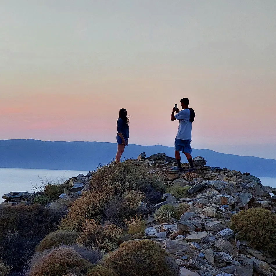 Βγάζοντας selfie από ψηλά με θέα τις ανατολικές Κυκλάδες