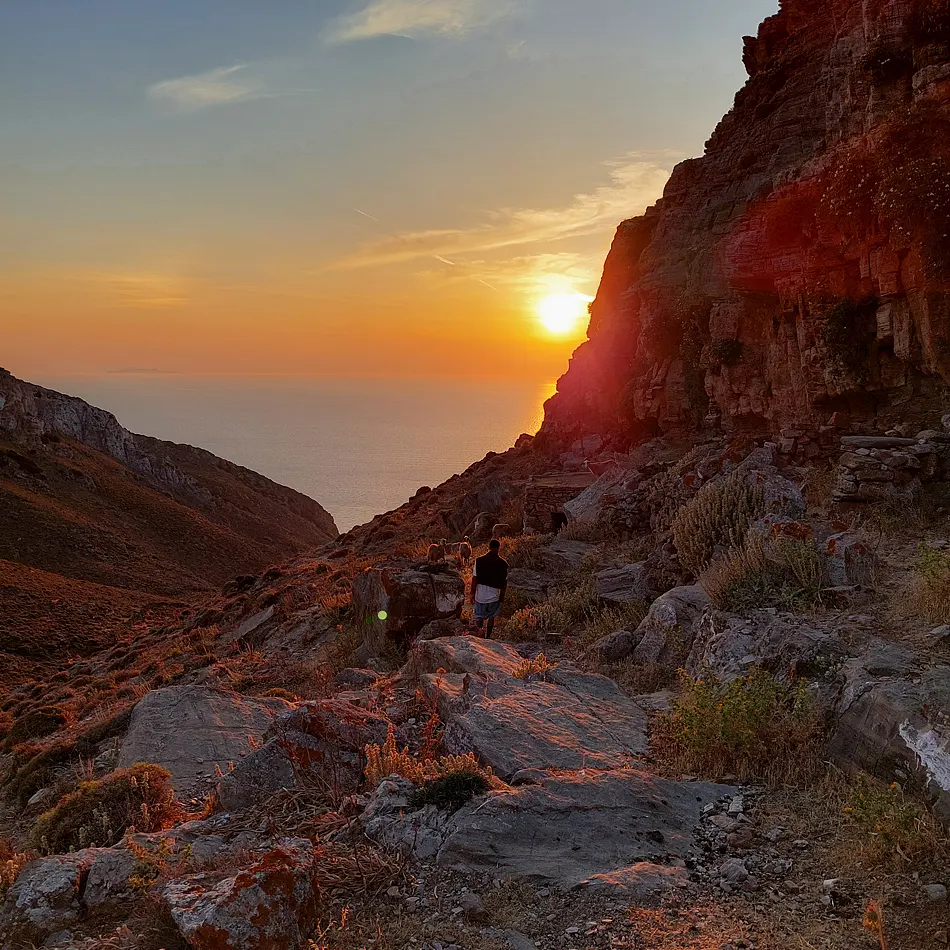 Περπατώντας προς τον ήλιο καθώς βασιλεύει στο Αιγαίο