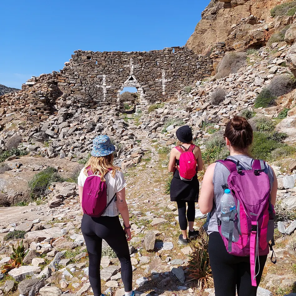 Περπατώντας προς την πύλη του μεσαιωνικού κάστρου